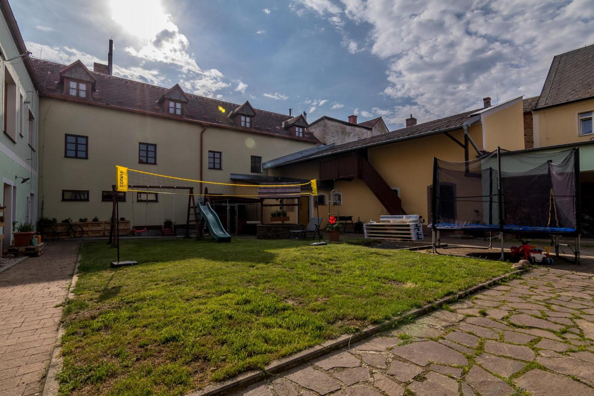 Penzion A Restaurace U Vladare Toužim Exterior foto